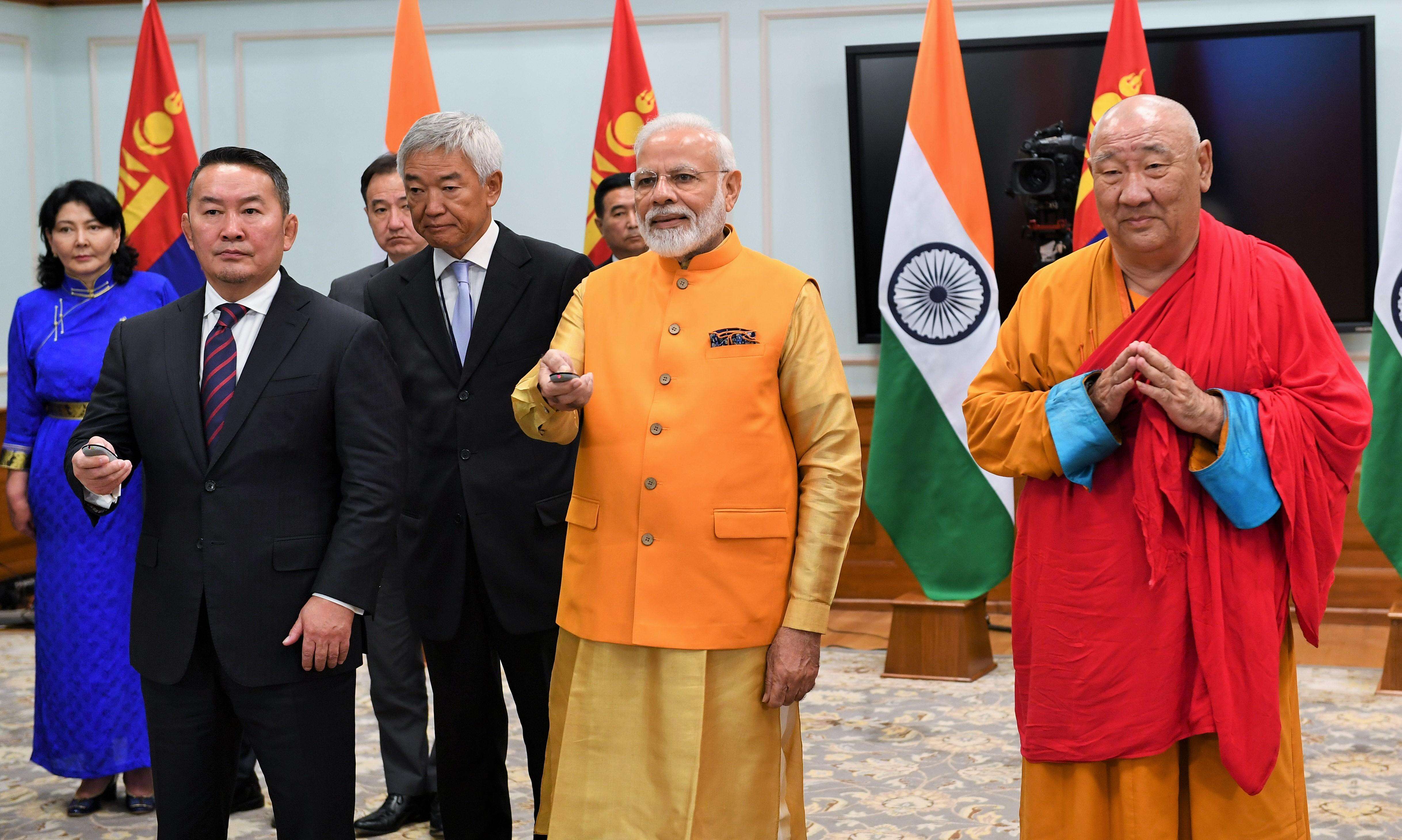 प्रधानमंत्री  नरेन्द्र मोदी और मंगोलिया के राष्ट्रपति  खाल्तमागिन बटुल्गा ने संयुक्त रूप से भगवान बुद्ध की प्रतिमा का अनावरण किया