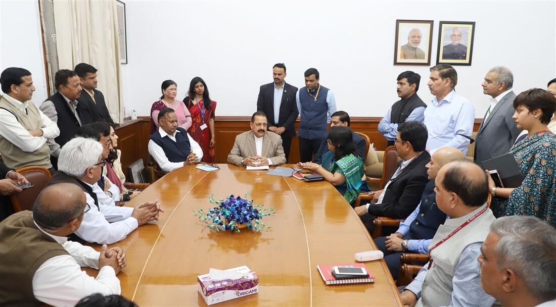 मुख्‍य सचिव  के साथ कथित मार-पीट तथा दुर्व्‍यवहार की घटना पर दिल्‍ली सरकार के कर्मचारियों के शिष्‍टमंडल की डॉ. जितेंद्र सिंह से मुलाकात