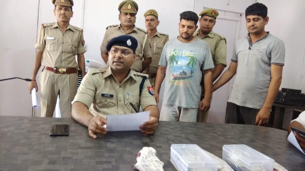 पुलिस ने दो अभियुक्तो को नकली नोटो के साथ किया गिरफ्तार पुलिस ने दो अभियुक्तो को नकली नोटो के साथ किया गिरफ्तार