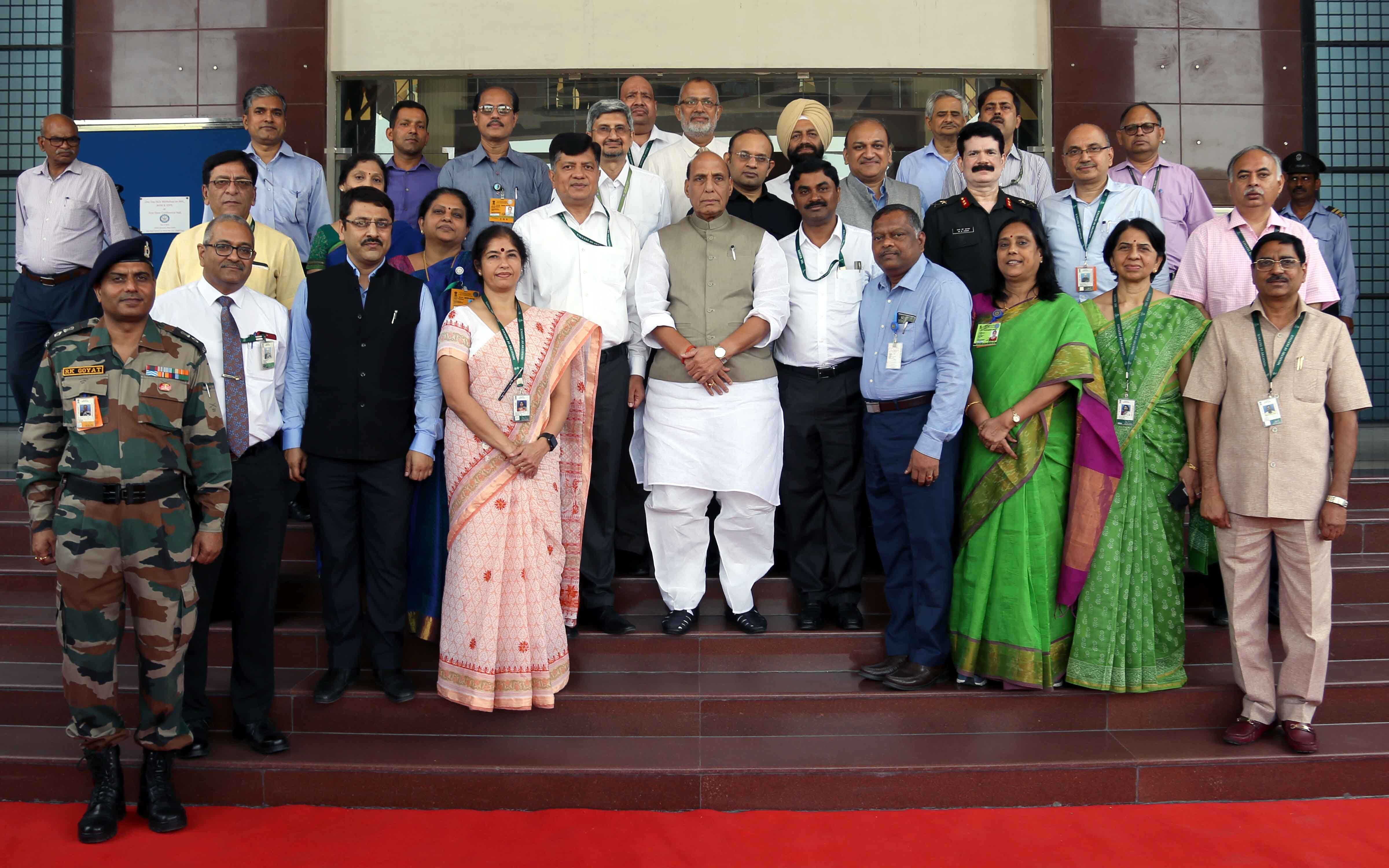 रक्षामंत्री ने महत्‍वपूर्ण रक्षा प्रौद्योगिकी क्षेत्र में अनुसंधान और विकास की प्रगति की समीक्षा की