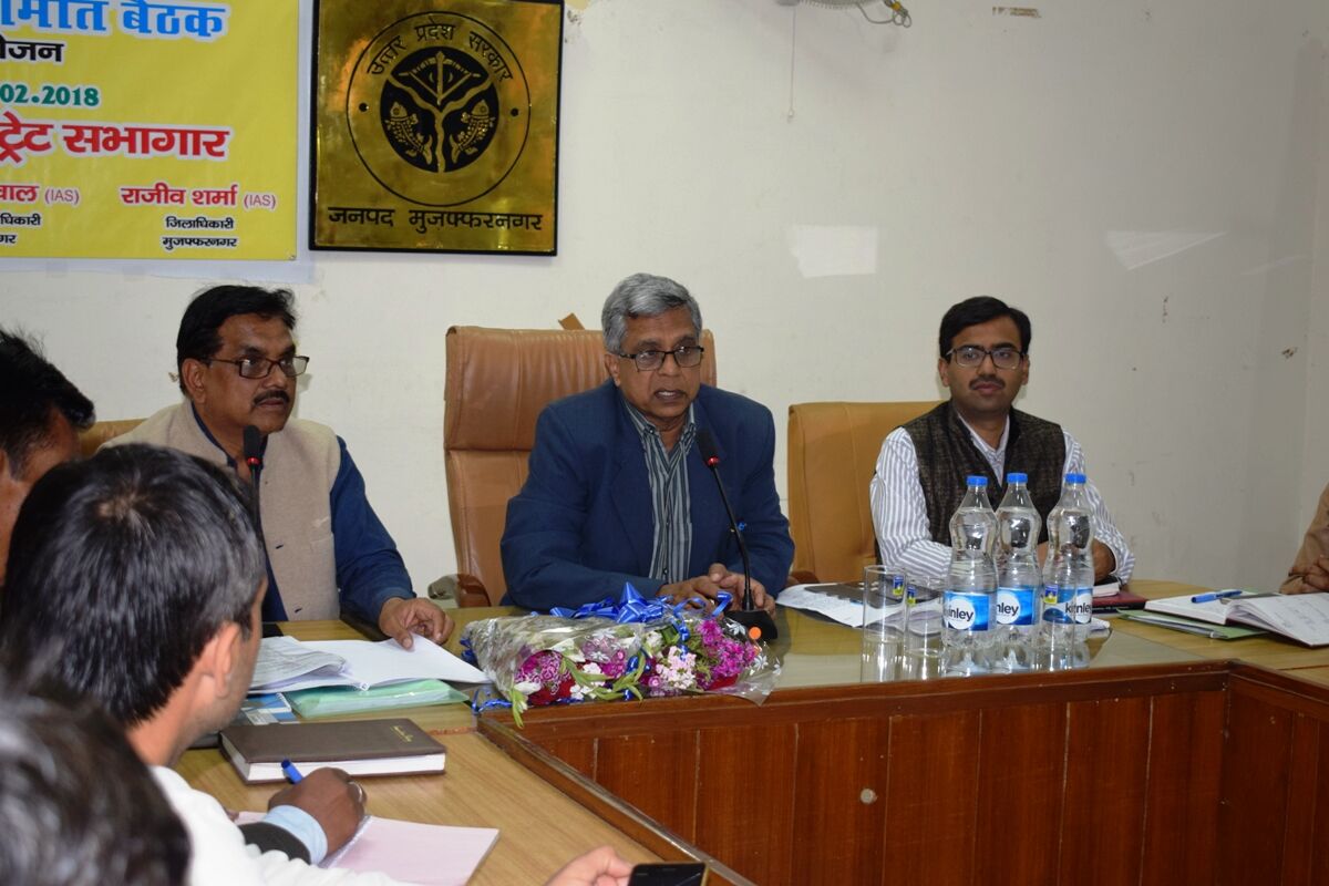 गौशाला को लाभकारी बनाने में जुटा प्रशासन, डीएम बोले-गौशाला खोले और उसे रोजगार से जोडे