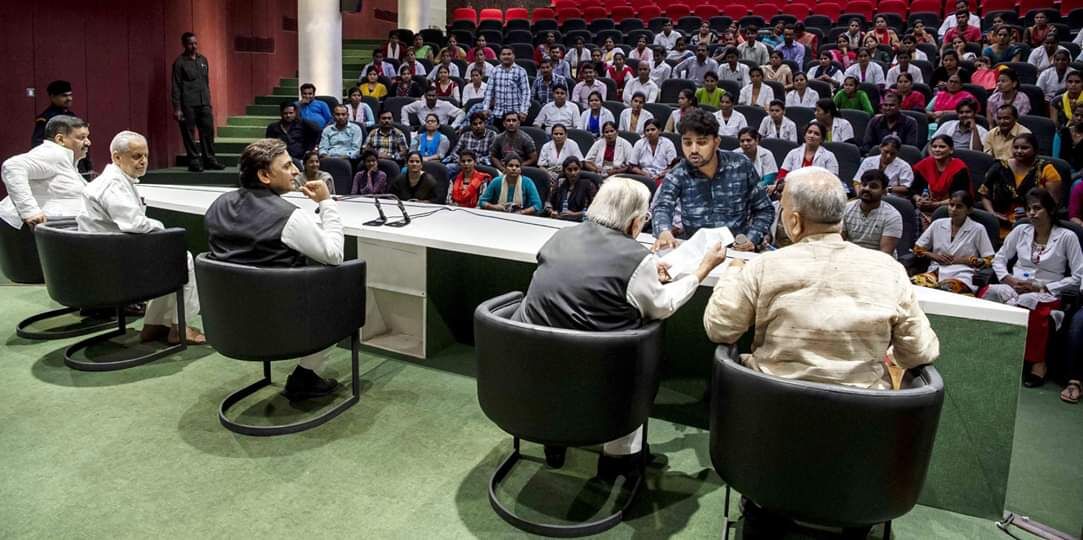 संविदा पर कार्यरत नर्सिंग स्टाफ ने अखिलेश यादव से भेंट की
