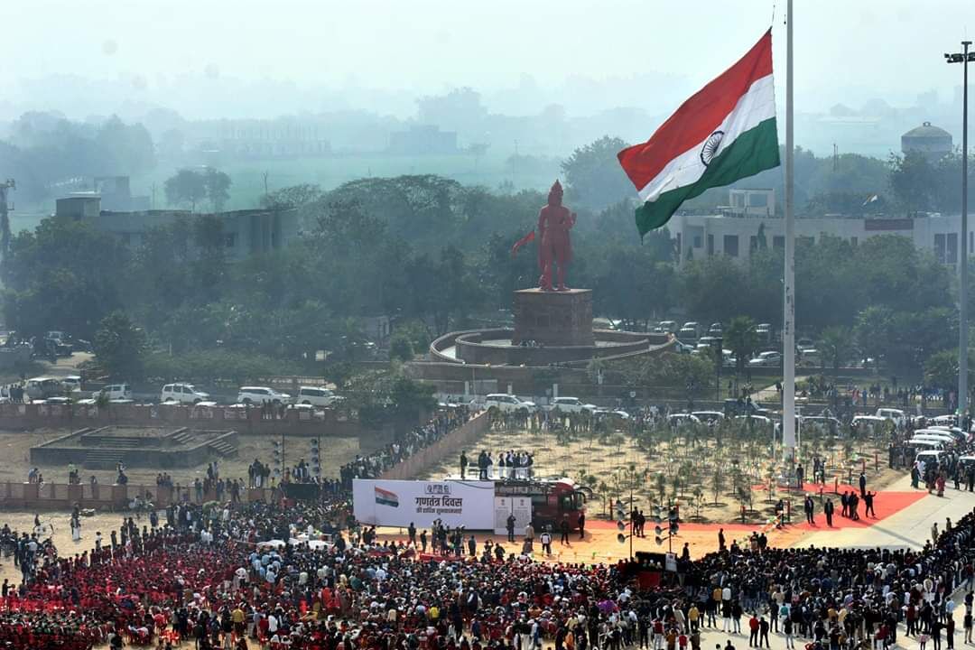 अखिलेश यादव ने सैफई में 71वां गणतंत्र दिवस पर   155 फीट ऊंचे  राष्ट्रध्वज का ध्वजारोहण किया