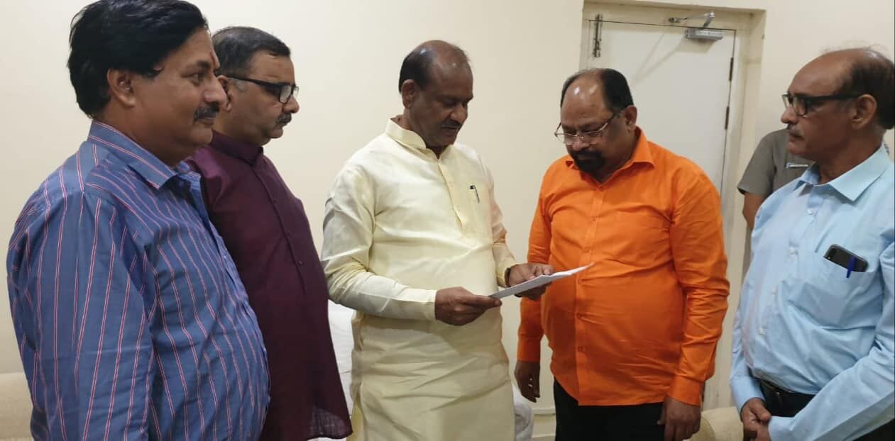 हेमंत तिवारी की पहल ,पत्रकार सुरक्षा कानून के लिए लोकसभा अध्यक्ष ओम बिरला से की मुलाक़ात हेमंत तिवारी की पहल ,पत्रकार सुरक्षा कानून के लिए लोकसभा अध्यक्ष ओम बिरला से की मुलाक़ात