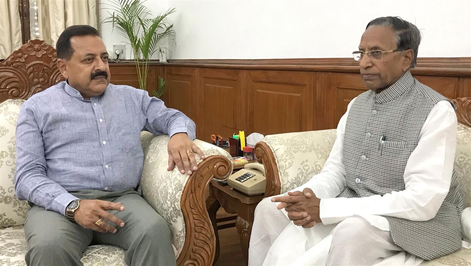 सिक्किम के राज्यपाल गंगा प्रसाद ने पूर्वोत्तर विकास मंत्री जितेंद्र सिंह से मुलाकात की सिक्किम के राज्यपाल गंगा प्रसाद ने पूर्वोत्तर विकास मंत्री जितेंद्र सिंह से मुलाकात की