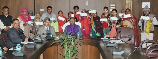 सुरेश कुमार खन्ना ने सीवर सफाई के दौरान 15 मृतकों के आश्रितों   को 10-10 लाख रुपये की आर्थिक सहायता प्रदान की