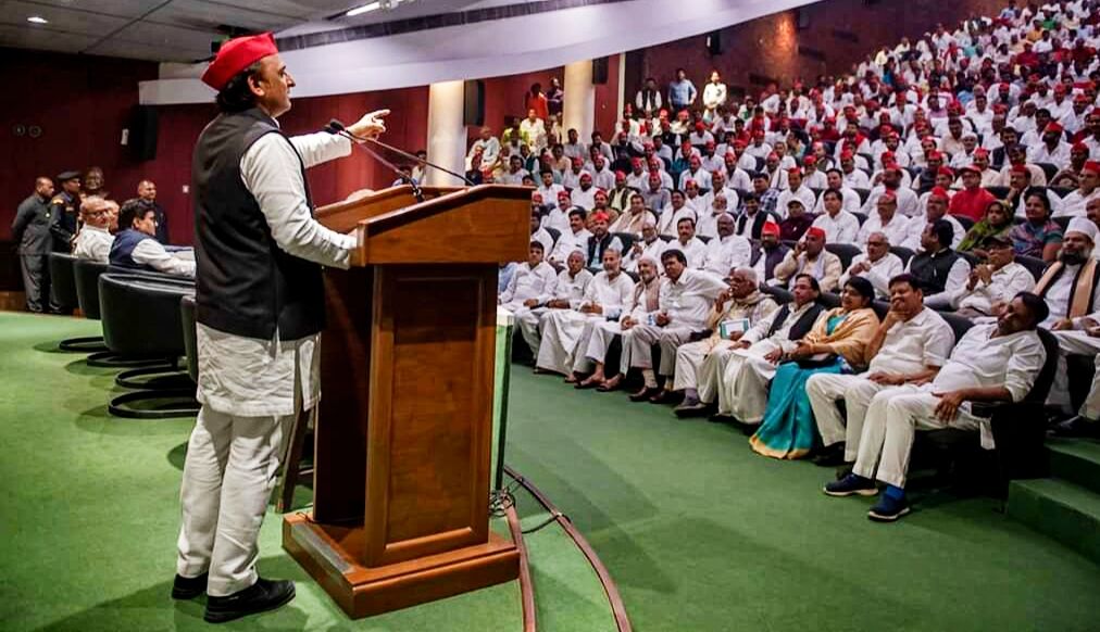 चीनी मिल मालिक मनमानी कर रहे हैं : अखिलेश यादव चीनी मिल मालिक मनमानी कर रहे हैं : अखिलेश यादव