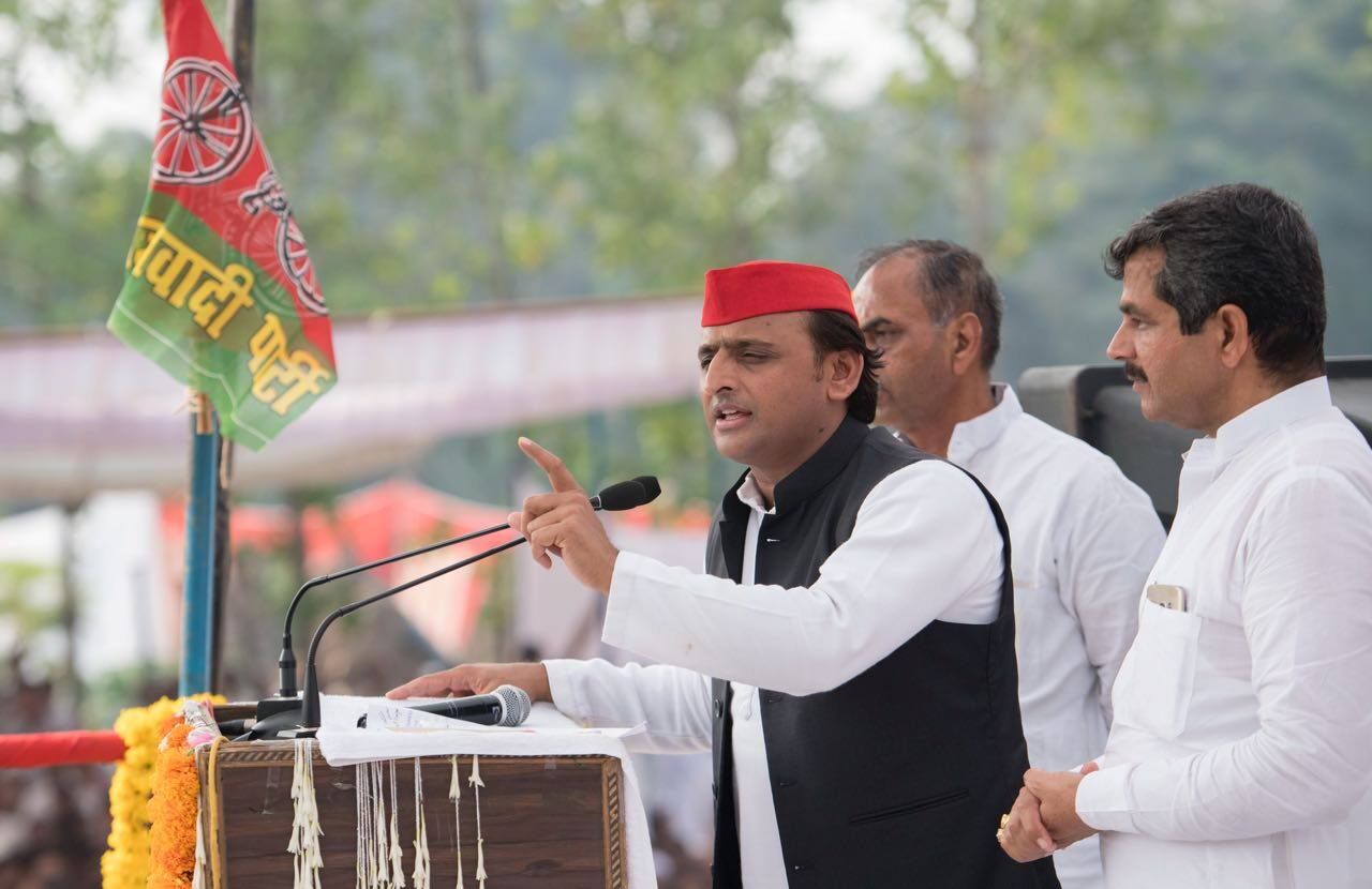 निकाय चुनावों को चुनौती मानकर एकजुटता से समाजवादी पार्टी के सभी प्रत्याशियों को भारी बहुमत से विजयी बनाएं : अखिलेश यादव