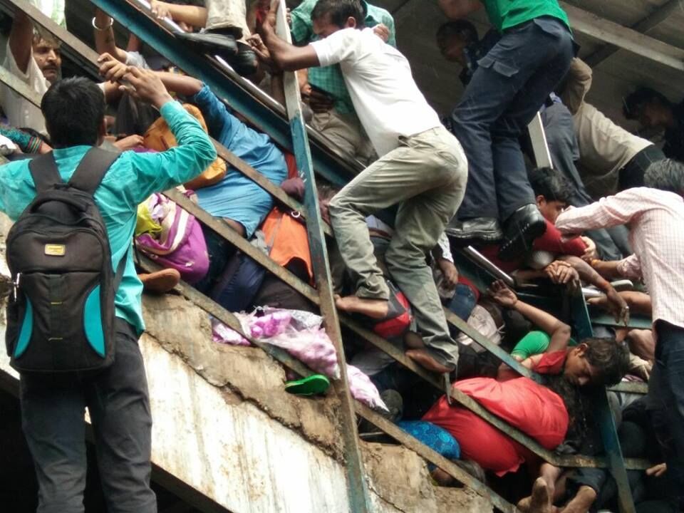 मुंबई के एलफिंस्टन रेलवे स्टेशन पर भगदड़, 22 की मौत 50 जख्मी जांच के आदेश मुआवजे का एलान