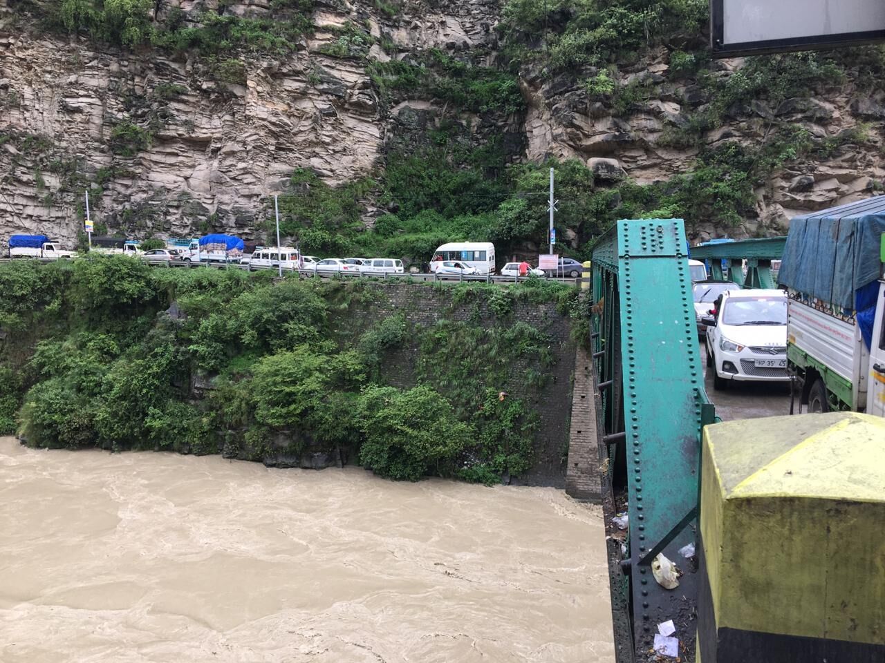 शिमला, कुल्लू व मंडी को जोड़ने वाले लूहरी पुल को ठीक करने की मांग