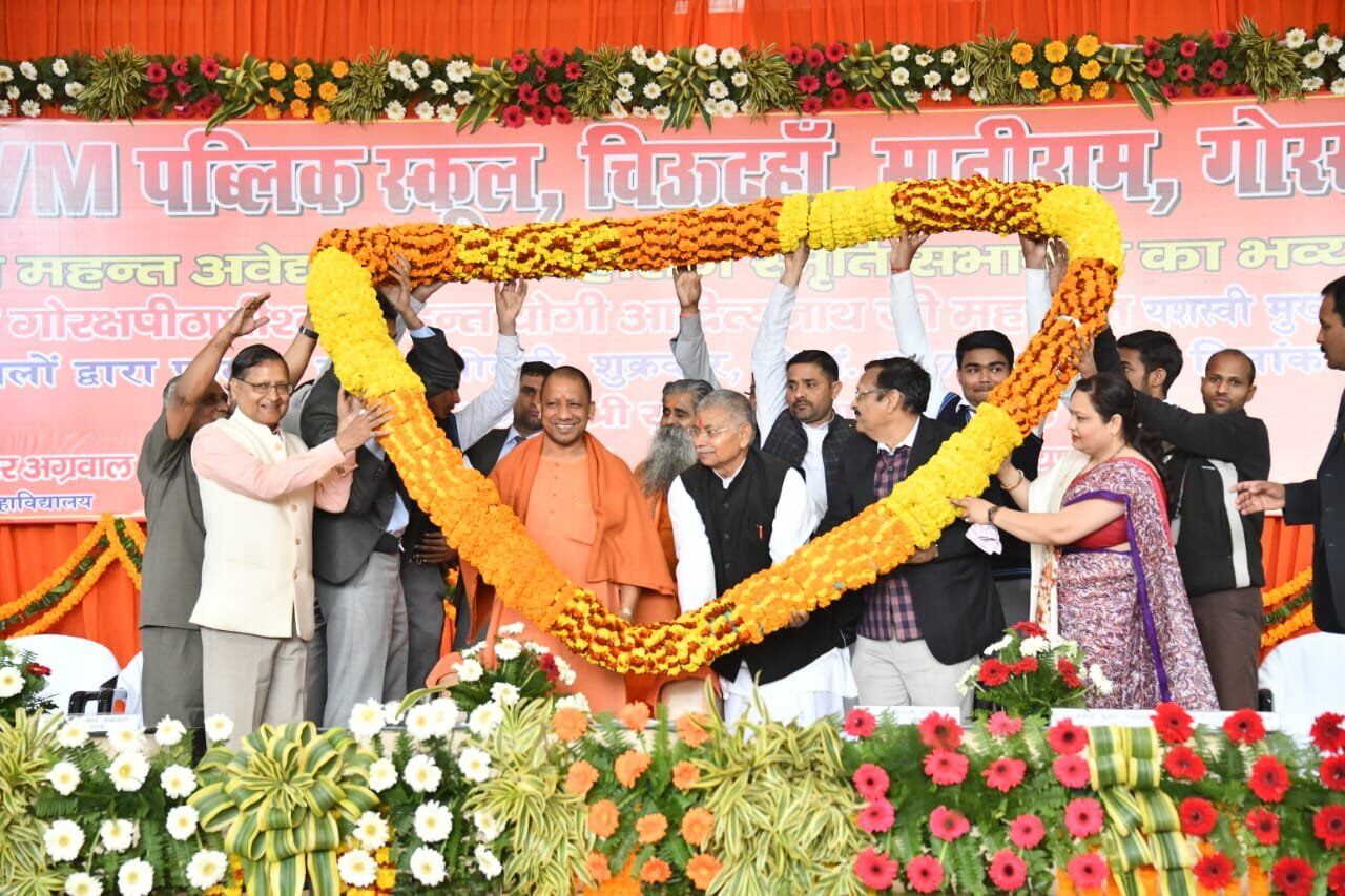 दुनिया बहुत विराट है इसमें अपनी जगह बनाना एक चुनौती है : योगी आदित्यनाथ दुनिया बहुत विराट है इसमें अपनी जगह बनाना एक चुनौती है : योगी आदित्यनाथ