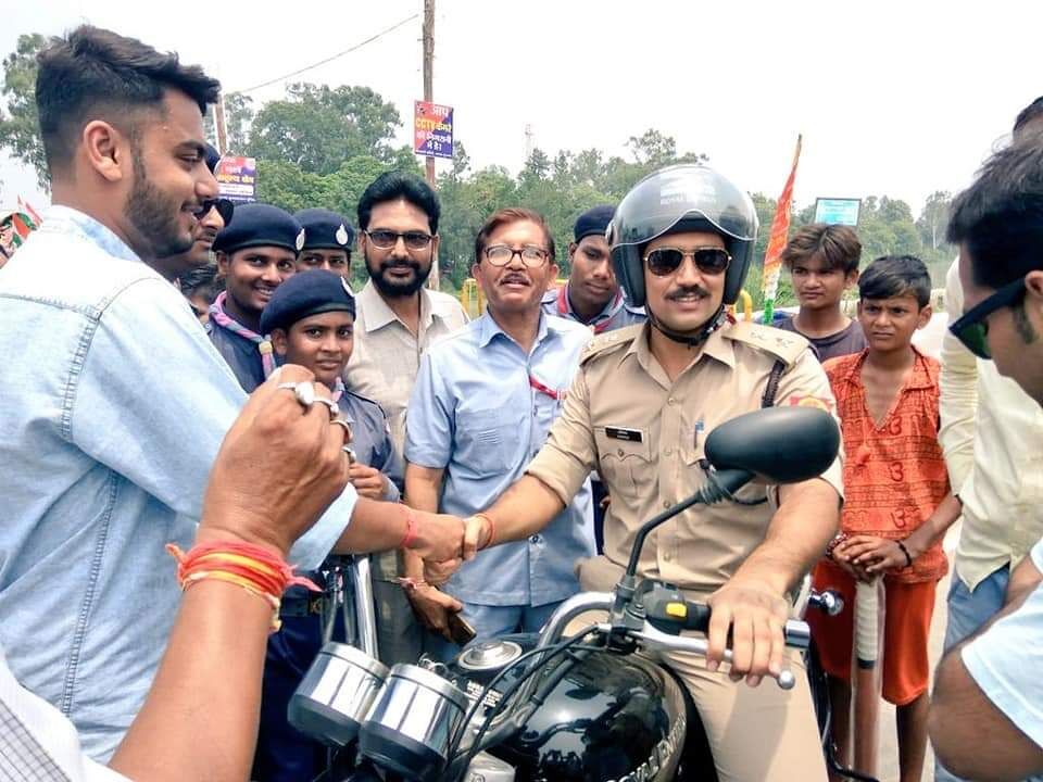 बुलेट पर सवार होकर एसएसपी अभिषेक यादव ने परखी कांवडयात्रा की सुरक्षा व्यवस्था बुलेट पर सवार होकर एसएसपी अभिषेक यादव ने परखी कांवडयात्रा की सुरक्षा व्यवस्था