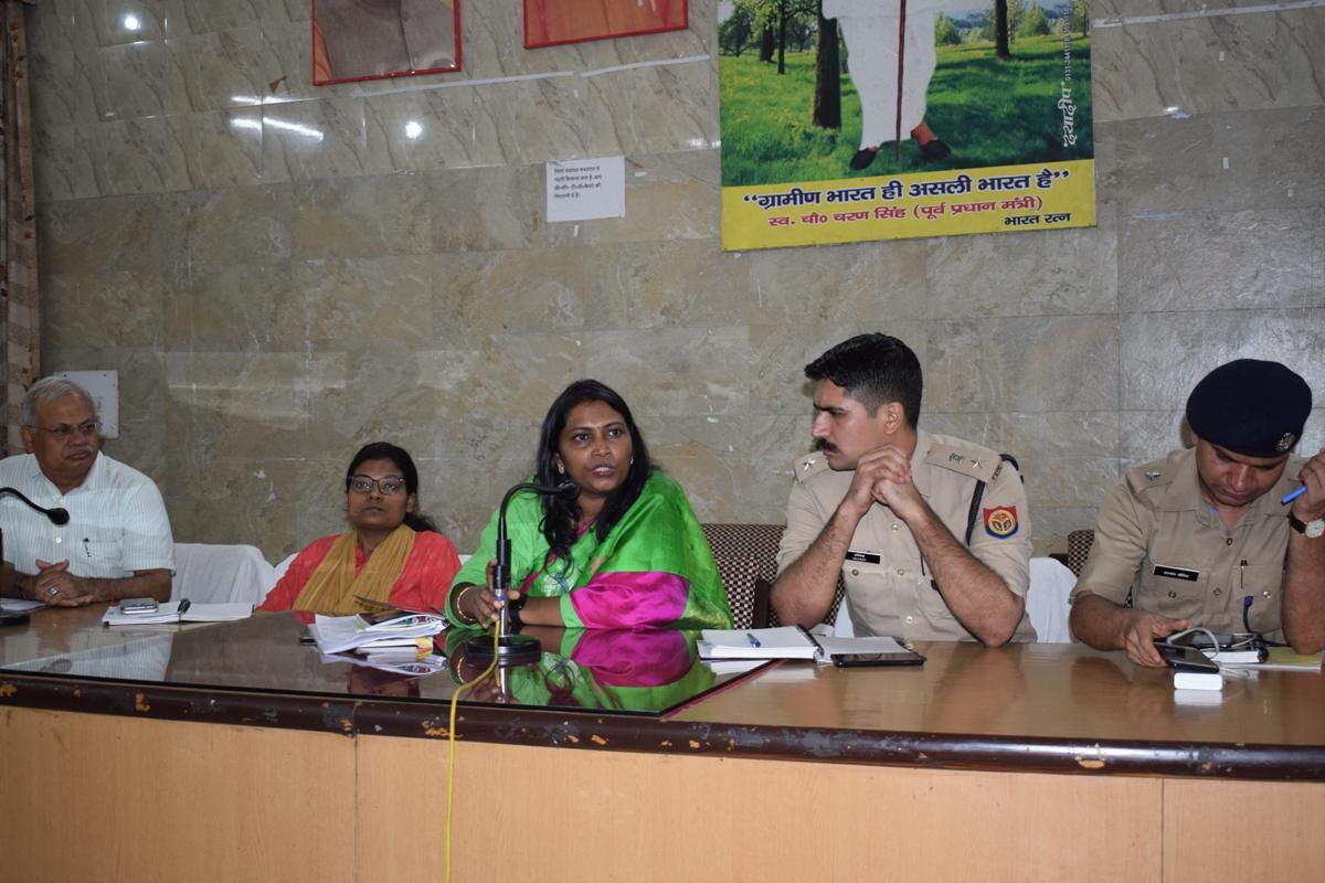 अधिकारी मुख्यालय नही छोडेगे ना ही मोबाईल को स्विच ऑफ करेगे : जिलाधिकारी सेल्वा कुमारी जे अधिकारी मुख्यालय नही छोडेगे ना ही मोबाईल को स्विच ऑफ करेगे : जिलाधिकारी सेल्वा कुमारी जे