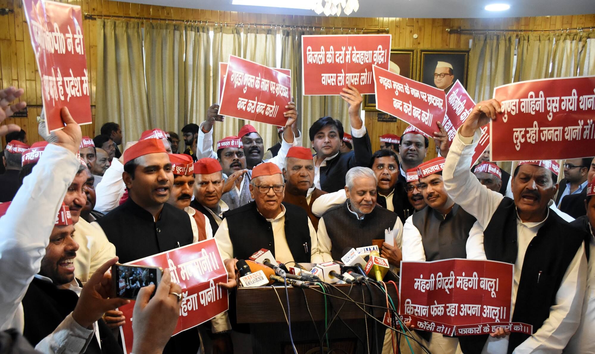 समाजवादी पार्टी के विधायकों ने सदन में भाजपा की जनविरोधी नीतियों का किया विरोध