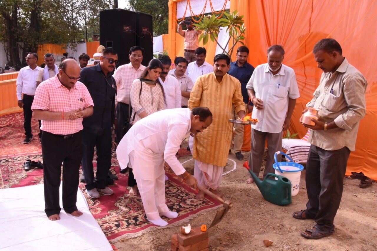 4.98 करोड़ की लागत से बनने वाले राजकीय उद्यान आलमबाग में सेन्टर ऑफ एक्सीलेन्स फाॅर आर्नामेन्टल क्राप्स एवं कृषक प्रशिक्षण भवन का शिलान्यास किया