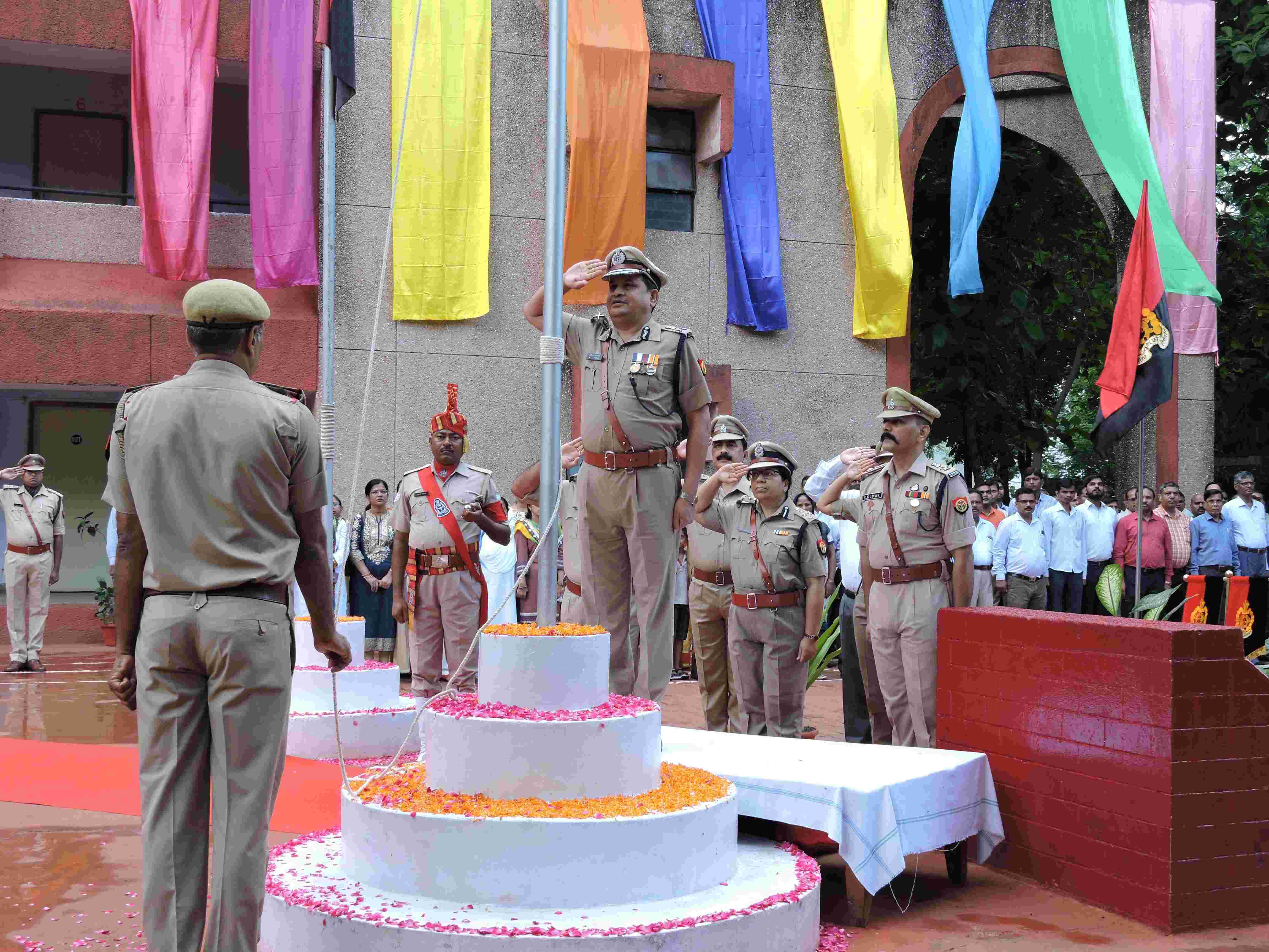 धर्म, जाति, क्षेत्रीयता इत्यादि भेदभावों को मिटाकर भावनात्मक एकता करें स्थापित