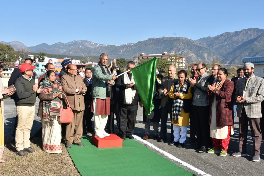 मुख्यमंत्री ने उत्तराखंड की पहली हेलीकॉप्टर सेवा को झंडी दिखाई मुख्यमंत्री ने उत्तराखंड की पहली हेलीकॉप्टर सेवा को झंडी दिखाई