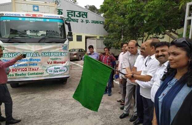 उत्तर भारतीय आम के निर्यात को बढावा देने समुद्री मार्ग द्वारा पहली खेप लखनऊ से इटली भेजी गई उत्तर भारतीय आम के निर्यात को बढावा देने समुद्री मार्ग द्वारा पहली खेप लखनऊ से इटली भेजी गई