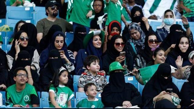 सऊदी अरब में महिलाओं ने पहली बार स्टेडियम में फुटबॉल मैच देखा