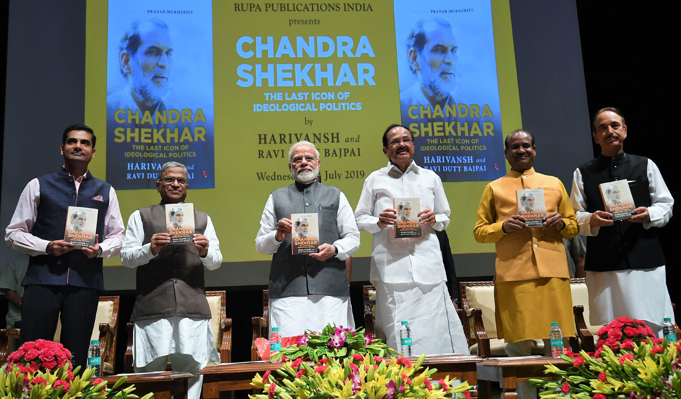 पीएम नरेन्द्र मोदी ने Chandra Shekhar- The Last Icon of Ideological Politics पुस्‍तक का विमोचन किया