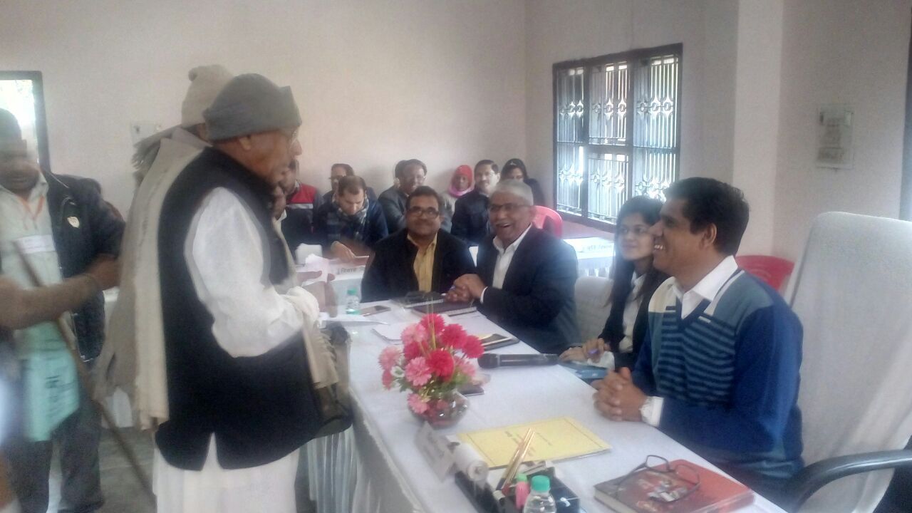 अधिकारी प्रातः 09 से 11 बजे तक अपने कार्यालयों में बैठें, जन समस्याओ का करें निस्तारण--जिलाधिकारी जी0एस0 प्रियदर्शी