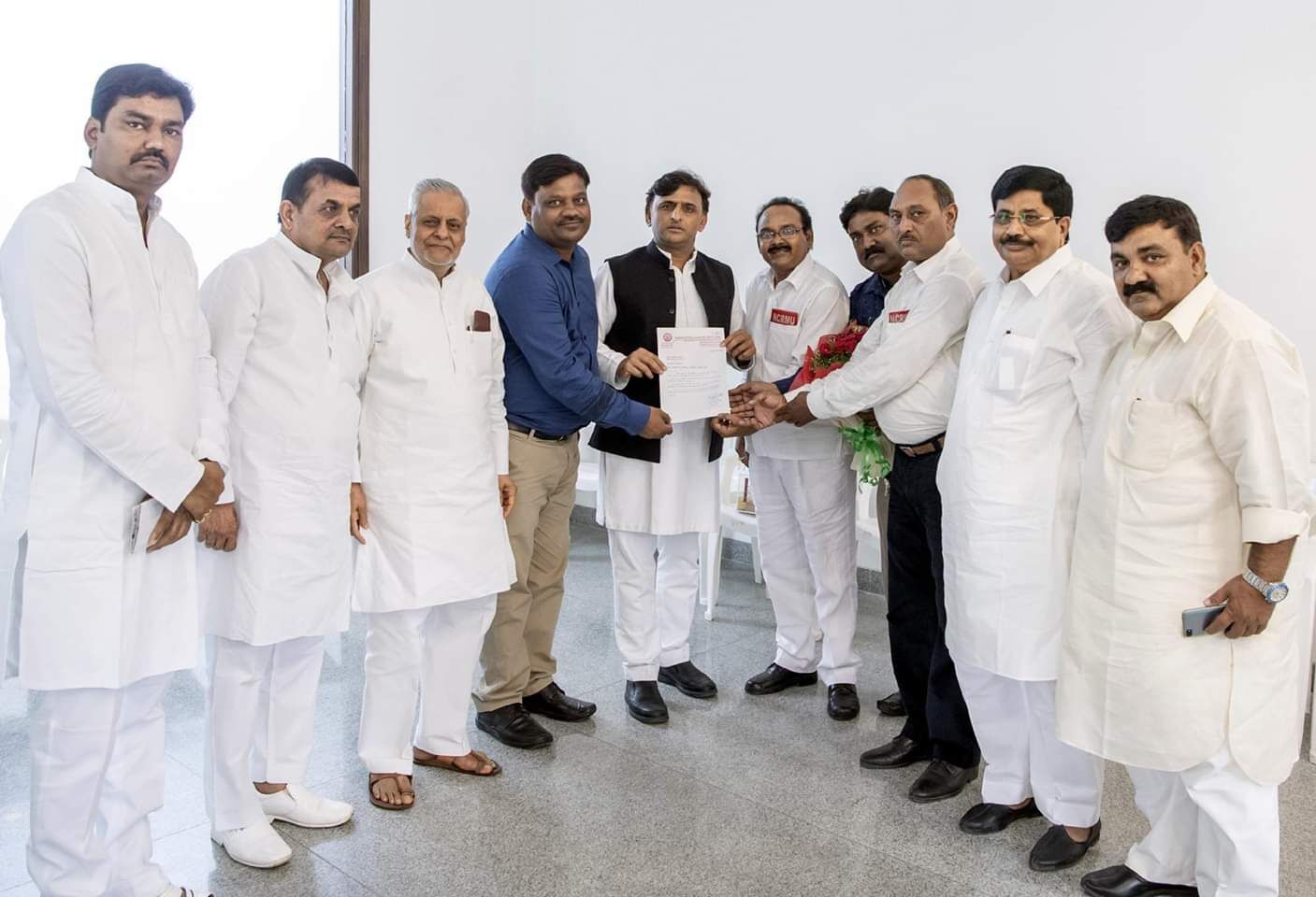 भारतीय रेलवे में निजीकरण व निगमीकरण के विरोध में  सेंट्रल रेलवे मेन्स यूनियन ने अखिलेश यादव को ज्ञापन सौंपा