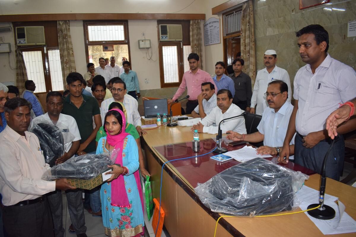 किसानों को मुख्य अतिथि बना कर जिलाधिकारी ने    लेखपालों को कराये लैपटाॅप वितरित