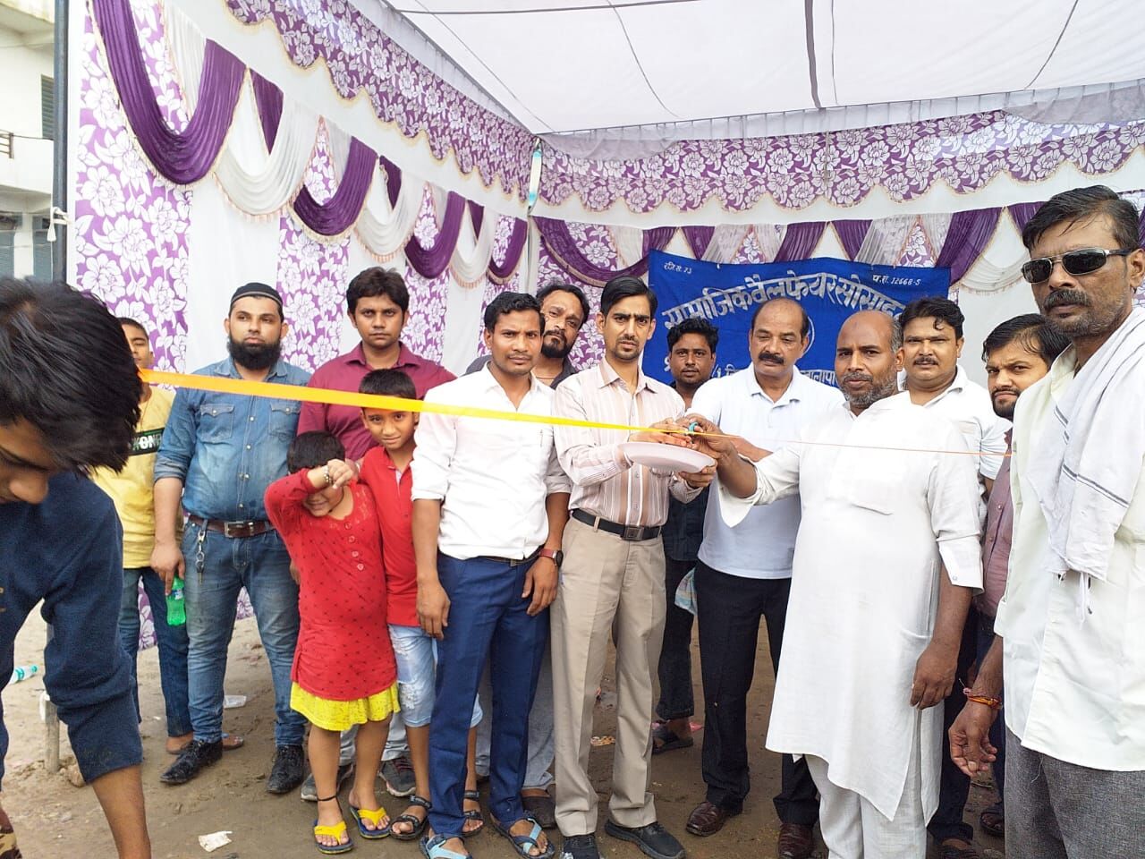 सामाजिक वेलफेयर सोसायटी ने शिवभक्तों के ऊपर पुष्पवर्षा कर किया स्वागत सामाजिक वेलफेयर सोसायटी ने शिवभक्तों के ऊपर पुष्पवर्षा कर किया स्वागत