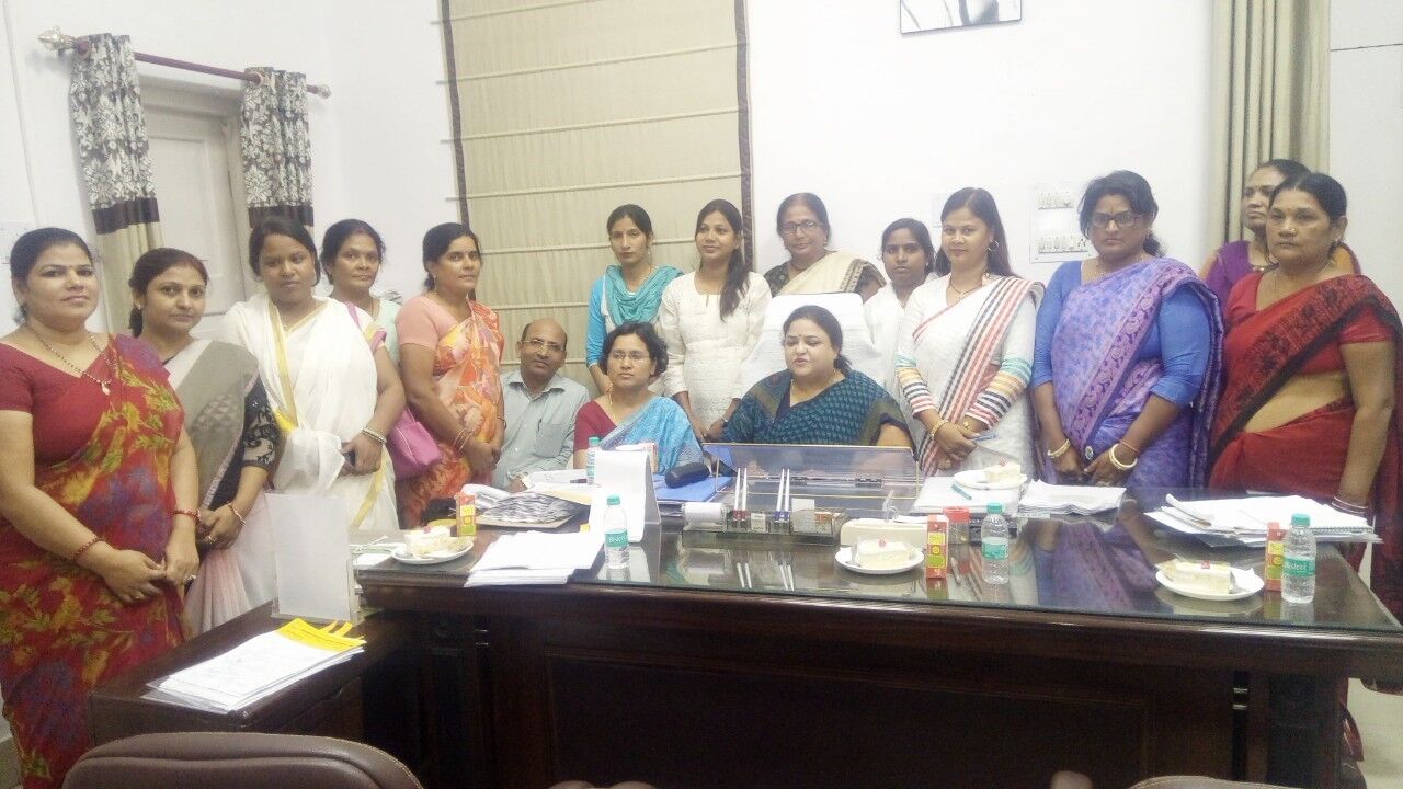 आंगनबाड़ी कार्यकत्रियों ने अनुपमा जायसवाल से मुलाक़ात कर   अपनी समस्याओं से सम्बन्धित ज्ञापन दिया