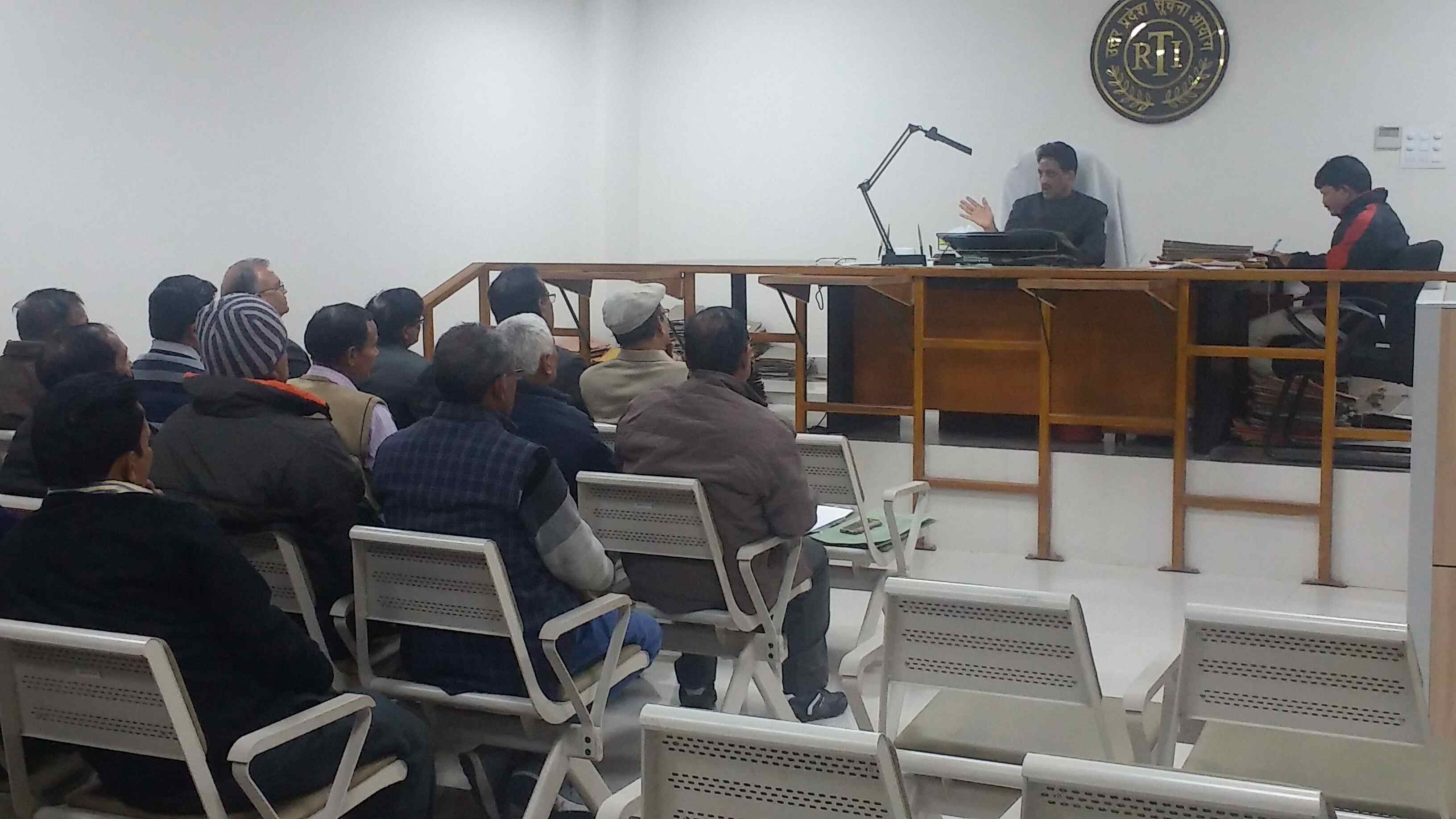 राज्य सूचना आयुक्त हाफिज उस्मान ने ग्रामीण अभियन्त्रण विभाग  लखनऊ के अधिकाारियों की  समीक्षा बैठक