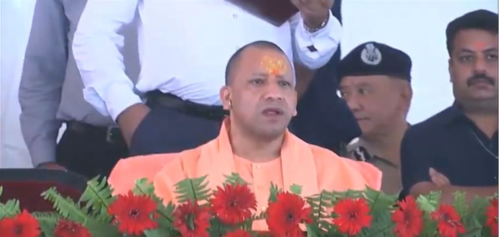 दीपावली के अवसर पर वनटांगिया ग्रामों में विकास परियोजनाओं का शिलान्यास व लोकार्पण करते मुख्यमंत्री दीपावली के अवसर पर वनटांगिया ग्रामों में विकास परियोजनाओं का शिलान्यास व लोकार्पण करते मुख्यमंत्री