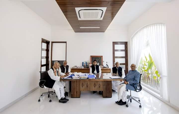 लोकतंत्र में स्वस्थ परम्पराओं और विश्वसनीय व पारदर्शी व्यवस्था से ही जनता का भरोसा अर्जित होता है