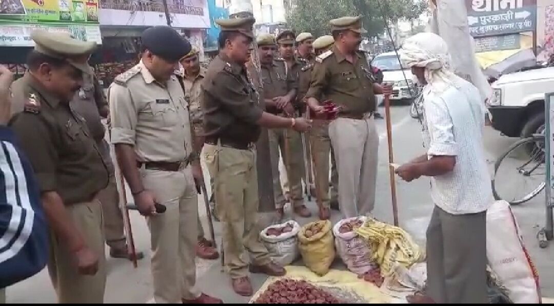 डीजीपी की पहल पर खाकी बनी खरीददार, एसएसपी अभिषेक यादव ने रोशन की गरीबों की दीपावली