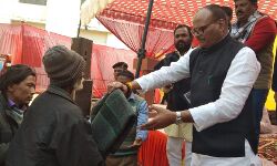 ब्रजेश पाठक द्वारा  400 निर्धनों को कम्बल वितरण किये गए
