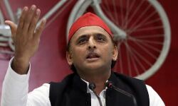 सत्ता में बैठी सरकार का रवैया संकट की इस घड़ी में पूर्णतया संवेदनहीन है : अखिलेश यादव