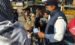 बगल में डंडा- हाथ में मास्क - पुलिस का सोशल चेहरा