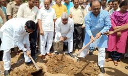 मेरठ में तालाब जीर्णोद्धार पर श्रमदान कार्यक्रम में सम्मिलित हुए मंत्री सिद्धार्थ नाथ सिंह