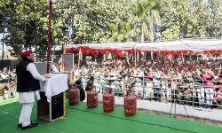 आधी आबादी के साथ अन्याय जारी है : अखिलेश यादव