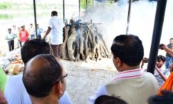 उ0प्र0 राजकीय निर्माण निगम के महाप्रबन्धक के अन्तिम संस्कार में पहुंचे उप मुख्यमंत्री उ0प्र0 राजकीय निर्माण निगम के महाप्रबन्धक के अन्तिम संस्कार में पहुंचे उप मुख्यमंत्री