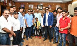 उप मुख्यमंत्री ने कलाकारों को दी बधाई उप मुख्यमंत्री ने कलाकारों को दी बधाई