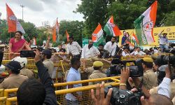 रेप हत्या के आरोपी बीजेपी विधायक की बर्ख़ास्तगी की माँग को लेकर कांग्रेस का प्रदर्शन, कई गिरफ्तार