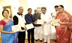 मुख्यमंत्री द्वारा हरिओम तिवारी की किताब टाइगर स्पीकका विमोचन मुख्यमंत्री द्वारा हरिओम तिवारी की किताब टाइगर स्पीकका विमोचन