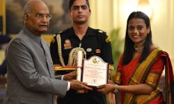 प्रेसिडेंट रामनाथ कोविंद ने कलाकारों को 61वें सालाना ललित कला अकादमी अवार्ड पेश किए प्रेसिडेंट रामनाथ कोविंद ने कलाकारों को 61वें सालाना ललित कला अकादमी अवार्ड पेश किए