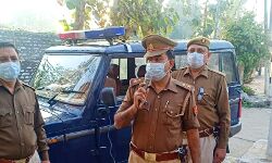 बाबरी एसओ नेमचंद सिंह ने अपनी गाड़ी से घूमकर, जनता से बाहर न निकलने की अपील की