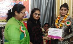 ख्याति प्राप्त महिलाओं को किया सम्मानित ख्याति प्राप्त महिलाओं को किया सम्मानित