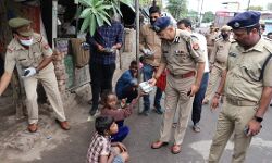 आईपीएस प्रशांत के हाथ में बदमाश के लिए बंदूक- गरीब के लिए रोटी