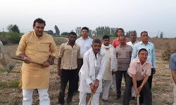 विधायक उमेश मलिक ने बिराल में श्रमदान करके किया वृक्षारोपण विधायक उमेश मलिक ने बिराल में श्रमदान करके किया वृक्षारोपण