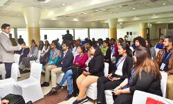 कर्नल राज्यवर्धन राठौर से 40 प्रवासी छात्रों और युवा व्यावसायियों ने मुलाकात की कर्नल राज्यवर्धन राठौर से 40 प्रवासी छात्रों और युवा व्यावसायियों ने मुलाकात की