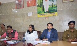 कोरोना वायरस से बचने के लिए लोगों को अधिक से अधिक जागरूक किया जाना चाहिए : डीएम कोरोना वायरस से बचने के लिए लोगों को अधिक से अधिक जागरूक किया जाना चाहिए : डीएम