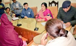 पीडित महिलाएं अपनी समस्या महिला आयोग के समक्ष रखे : राखी त्यागी